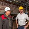 Patrick van Schie (l.) en Daniël de Man van Viega (r.) bespreken de uitdagende installatietechniek.