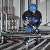 Selbst unter so knappen Platzverhältnissen wie hier lassen sich durch die Pressverbindungstechnik Rohrleitungen auch in großen Nennweiten dicht an dicht installieren.