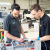 Franz Radestock (r.) vertritt Deutschland bei der Weltmeisterschaft der Berufe im Berufsbild Polymechaniker in Russland. Bis zum Start im August trainiert der 19-Jährige mit dem World Skill-Experten für diese Disziplin Robert Erdmann, Ausbilder bei Viega. (Foto: Viega)