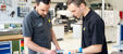 Franz Radestock (r.) vertritt Deutschland bei der Weltmeisterschaft der Berufe im Berufsbild Polymechaniker in Russland. Bis zum Start im August trainiert der 19-Jährige mit dem World Skill-Experten für diese Disziplin Robert Erdmann, Ausbilder bei Viega. (Foto: Viega)