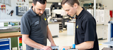 Franz Radestock (r.) vertritt Deutschland bei der Weltmeisterschaft der Berufe im Berufsbild Polymechaniker in Russland. Bis zum Start im August trainiert der 19-Jährige mit dem World Skill-Experten für diese Disziplin Robert Erdmann, Ausbilder bei Viega. (Foto: Viega)