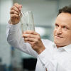 Dr. Christian Schauer entnimmt eine Trinkwasserprobe