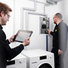 Die Viega Kundendienst-Techniker unterstützen den Fachhandwerker vor Ort auf Wunsch individuell beispielsweise bei der Inbetriebnahme, Parametrierung und Wartung von „Spülstationen mit Viega Hygiene-Funktion“ (Foto: Viega) 