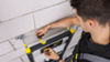 Handwerker installiert Prevista Dry
