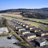 Die 24 Tiny Houses im Stadtteil Ramersbach von Bad Neuenahr-Ahrweiler werden mit Flüssiggas aus dem oberirdischen Tank (rechts im Bild) beheizt. (Foto: Viega)