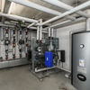 In der neuen Wärmezentrale bestimmt das innovative Frischwasserladesystem der Richter Energy GmbH das Bild. (Foto: Viega)