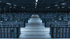 Serverraum-Korridor mit langen Reihen von Serverracks, die in der Flucht verschwinden – in kaltem Blau-Teal beleuchtet.