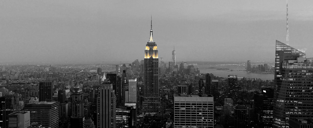 Black and white image of the empire state builidng 