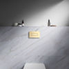 Goldene Zeiten: Die „Visign for Style 22“ in gebürstetem Edelstahl Gold greift den aktuellen Trend zu warmen Metalltönen auf. Sie bildet einen eleganten Kontrast zur Marmoranmutung der Wand. (Foto: Viega)