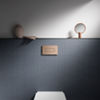 Wohnlich warm: Die „Visign for Style 22“ von Viega bringt mit ihrem gebürsteten Kupfer-Edelstahl-Finish einen angenehm warmen Grundton in die Wandgestaltung. (Foto: Viega)