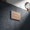 Wohnlich warm: Die „Visign for Style 22“ von Viega bringt mit ihrem gebürsteten Kupfer-Edelstahl-Finish einen angenehm warmen Grundton in die Wandgestaltung. (Foto: Viega)