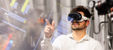 Person arbeitet an einem virtuellen Gebäudemodell (BIM). 