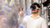 Person arbeitet an einem virtuellen Gebäudemodell (BIM). 