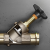 Neben dem Armaturenkörper aus hochwertiger Siliziumbronze zeichnen sich die „Easytop“-Freistromventile durch die eindeutige Stellungsanzeige der Spindel, eine ergonomische Betätigung mit Medienkennzeichnung und die Ventilkonstruktion aus Edelstahl mit kraftnebenschlüssiger Dichtung aus. (Foto: Viega)