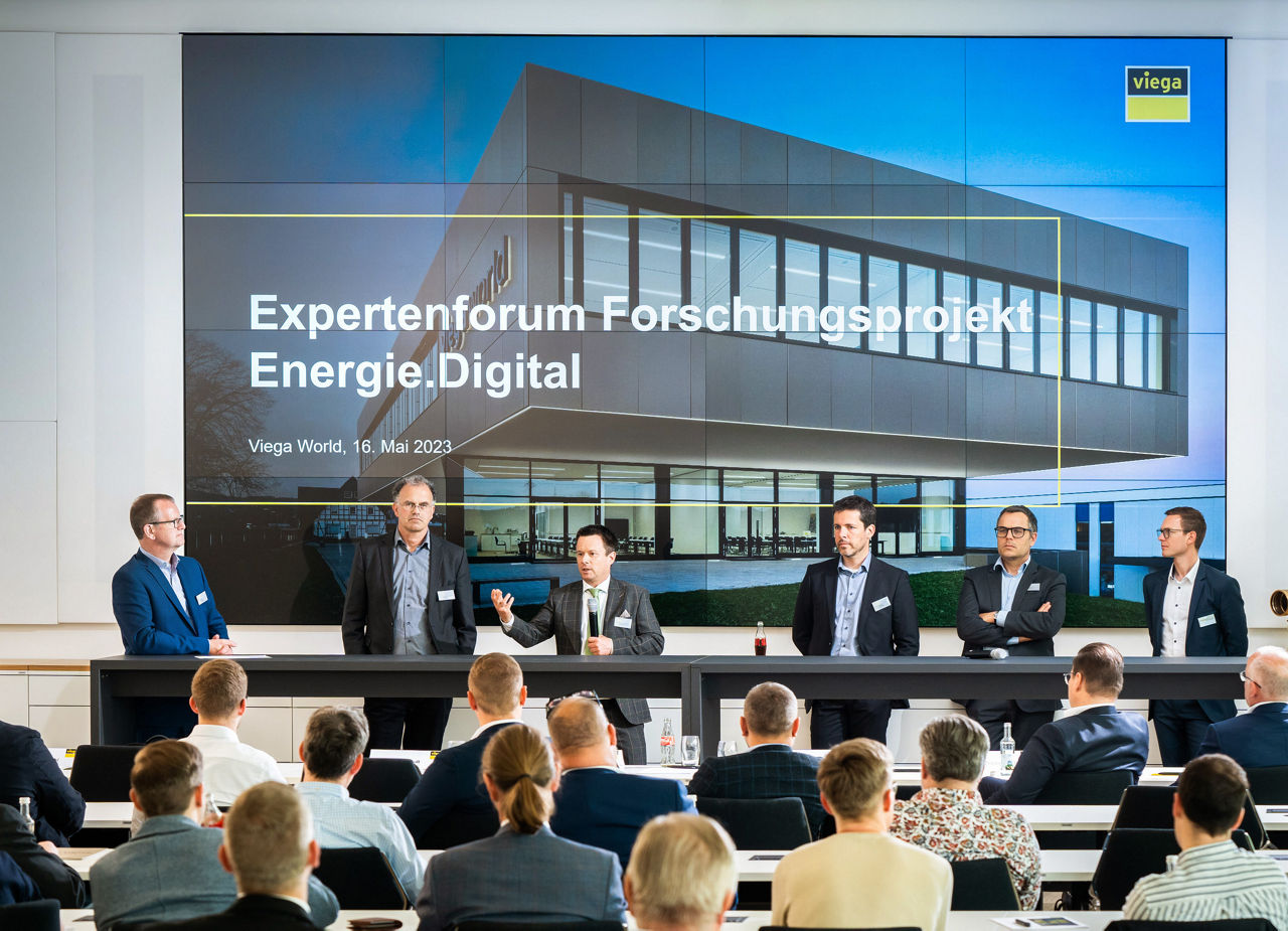 Hoch konzentriert verfolgten die Besuchenden des Expertenforums Forschungsprojekt Energie.Digital in der „Viega World“ die Fachvorträge zur Integralen Planung mit der Arbeitsmethodik BIM. Denn speziell die Maßnahmen zur Steigerung der Energieeffizienz werden für wohl alle Großprojekte künftig zum entscheidenden Faktor. (Foto: Viega)