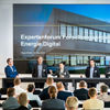 Hoch konzentriert verfolgten die Besuchenden des Expertenforums Forschungsprojekt Energie.Digital in der „Viega World“ die Fachvorträge zur Integralen Planung mit der Arbeitsmethodik BIM. Denn speziell die Maßnahmen zur Steigerung der Energieeffizienz werden für wohl alle Großprojekte künftig zum entscheidenden Faktor. (Foto: Viega)