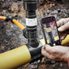 Einfach mit dem Smartphone scannen und zur Nachverfolgung dokumentieren: der Traceability-Code an der „Geopress“-Anbohrarmatur. (Foto: Viega)