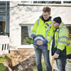 Baubeauftragter Nico Hesse (re.) von der Städtischen Werke Kassel Netz und Service GmbH, im Gespräch mit Viega Kundenberater Guido Meiser, sieht in dem neuen Viega System zwei entscheidende Vorteile: „Wir machen unser Rohrleitungsnetz H2-ready, und wir können dank der Pressverbindungstechnik den Fachkräftemangel zumindest etwas abpuffern.“ (Foto: Viega)