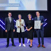 Anna Viegener (2.v.l.), Vorsitzende des Gesellschafterausschusses der Viega Holding GmbH & Co. KG, nimmt den NRW.Global Business Award aus den Händen von Mona Neubaur, Ministerin für Wirtschaft, Industrie, Klimaschutz und Energie und Felix Neugart, Geschäftsführer von NRW.Global Business entgegen. Die Laudatio für Viega hielt Christian Pospischil (l.), Bürgermeister der Stadt Attendorn. (Foto: NRW.Global Business/Jan Tepass)