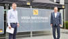 Walter Viegener (rechts), geschäftsführender Gesellschafter der Viega Holding GmbH & Co. KG, freut sich, dass mit Jens Sondermann (links) der erste Mitarbeiter am Hauptsitz in Attendorn geimpft wurde. (Foto: Viega)
