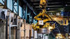 Industriekran in einer Stahlbandfertigung. 