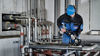 Fachhandwerker verpresst industrielles Anlagensystem mit dem Pressgun-Press Booster