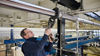 Fachhandwerker, der mit einer Pressgun einen Temponox-Fitting verpresst.