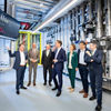 Einblicke in die Technikzentrale der Viega World gibt Dieter Hellekes, Leiter Sales Service bei Viega (l.): (v.l.n.r.) Jochen Ritter, Abgeordneter im Landtag NRW, Walter Viegener, Vorsitzender des Viega Gesellschafterausschusses, Hendrik Wüst, Ministerpräsident des Landes NRW, Dr. Sandra Bell, Mitglied der Viega Geschäftsführung, Dr. Peter Liese, Abgeordneter im Europäischen Parlament für NRW, und Dr. Bernd Schulte, Staatssekretär und Amtschef der Staatskanzlei des Landes NRW. (Foto: Viega)