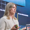 Isabel Hammerschmidt, Engineering Consultant bei Viega und Expertin für Digitales Bauen und Nachhaltigkeit in der TGA, unterstrich in ihrer Keynote die besondere Bedeutung der Technischen Gebäudeausrüstung im Hinblick auf eine Transformation zu einer nachhaltigen, digitalen und zukunftsfähigen Bauwirtschaft. (Foto: ©Neues Bauen – 80 Sekunden)