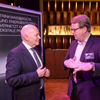 Im Rahmen des Parlamentarischen Abends präsentierte Viega Vice President Global Marketing Dirk Thielker (li.) im Gespräch mit DENEFF-Vorstandsvorsitzendem und Mitglied des Bundestages Carsten Müller das Trinkwassermanagement-System „AquaVip Solutions“, das die energetische Effizienz in der Warmwasserbereitung deutlich steigert. (Foto: DENEFF/Marco Urban)