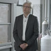 In enger Zusammenarbeit mit anerkannten Wissenschaftlern, hier dem Hygieniker Professor Dr. Thomas Kistemann (u. a.  stellvertretender Direktor des Instituts für Hygiene & Public Health der Universität Bonn), hat Viega in den vergangenen zwei Jahrzehnten wichtige Grundlagenarbeit zum Thema Erhalt der Trinkwasserhygiene geleistet. Jetzt kommt das Kapitel „Energieeffizienz bei der Warmwasserbereitung“ hinzu. (Foto: Viega)