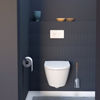 Vorwandelemente aus dem „Prevista Dry“-Programm von Viega spielen eine tragende Rolle in der Planung. An ihnen werden WC- und Urinal-Keramiken installiert, während der entstandene Vorsprung als nützliche Ablagefläche dient. Berührungslose Spülauslösungen sorgen für selbstverständliche Hygiene und modernen Komfort an WC („Visign for Style 25 sensitive“) und Urinal („Visign for More 200 IR“). (Foto: Viega)