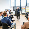 Die moderierten Workshops in Kleingruppen (unser Bild) gaben den Teilnehmenden von „TGA.Digital – Der BIM-Fachkongress zur Zukunft des Bauens“ eine gern genutzte Gelegenheit, die von den Referierenden angesprochenen Zukunftsthemen der Baubranche über die Vorträge hinaus praxisnah im gemeinsamen Austausch weiter zu vertiefen. (Foto: Viega)