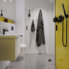 Individuell geplante Tiny Houses gehen auch beim Badezimmer auf die Wünsche der Kunden ein. Dreh- und Angelpunkt ist hier die bodengleiche Dusche, deren Fläche multifunktional genutzt werden kann. Die Trendfarbe Schwarz bringt in Verbindung mit sonnengelben Mosaikfliesen Leben in das Bad. (Foto: Viega)