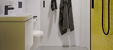 Individuell geplante Tiny Houses gehen auch beim Badezimmer auf die Wünsche der Kunden ein. Dreh- und Angelpunkt ist hier die bodengleiche Dusche, deren Fläche multifunktional genutzt werden kann. Die Trendfarbe Schwarz bringt in Verbindung mit sonnengelben Mosaikfliesen Leben in das Bad. (Fotos: Viega)