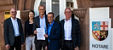 Freuen sich über die Vertragsunterzeichnung (v.l.n.r.): Ludger Mester (Manager Properties, Viega), Eva-Maria Kowollik (Syndikusrechtsanwältin Michelin Europa Nord), Andreas Brockow (Chief Manufacturing Officer, Viega), Markus Winnes (Direktor Michelin Werk Homburg), Kay Günther-Schmidt (Leiter Einkauf Michelin Europa Nord) (© Marco Kalwa und Christian Schmid, 2025, Michelin)