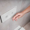Die elektronisch gesteuerte WC-Betätigungsplatte „Visign for Style 25 sensitive“ von Viega löst die Spülung komplett berührungslos aus. Gerasterte Lichtpunkte symbolisieren die Betätigungsfelder. Der nachleuchtende Lack lädt sich tagsüber auf – auch bei Kunstlicht – und dient als stimmungsvolles Orientierungslicht in der Dunkelheit. (Foto: Viega)