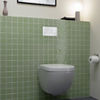 So sieht die fertige WC-Situation aus – mit praktischer Ablage und in Kombination mit der WC-Betätigungsplatte „Visign for More 201“. (Foto: Viega)