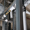 Die weiß ummantelten Raxofix-Installationen (hier während der Bauphase) unterstützten die DGNB-Zertifizierung des „Le Coeur“, da die werksseitige Dämmung keine Halogene enthält.