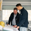Marco de Jong (links) en Arnvin Wiegersma (rechts) bespreken de installatiedetails en stemmen de uitvoering af. Door al in de voorbereiding samen naar de technische oplossing te kijken, wordt een efficiënte en veilige installatie op de bouwplaats gewaarborgd.