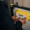 De brandwerende plaat wordt in de inspectieopening van de bedieningsplaat geplaatst. In geval van brand zwelt deze op waardoor alle openingen achter het afdekpaneel brandveilig worden afgesloten.
