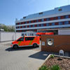Sensible Trinkwasserinstallationen: In Gebäudekomplexen mit hohem Warmwasserbedarf, beispielsweise in Krankenhäusern, schaffen viele kleine Zirkulationskreise in der horizontalen Verteilung zusätzliche hygienische Risiken, statt sie zu lösen. 