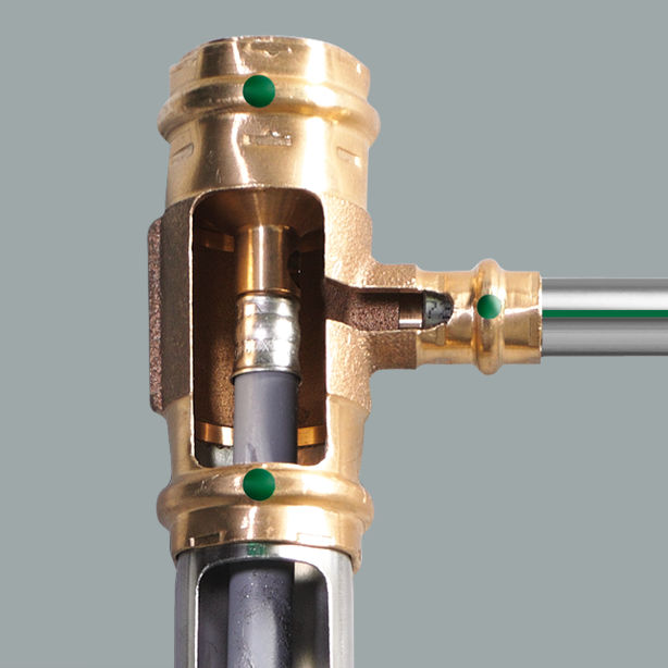 Prednosti unutarnjeg cirkulacijskog voda: manji gubitak topline, pojed-nostavljena montaža i manji troškovi za izoliranje cijevi prema EnEV, kao i za protupožarne mjere u stropnoj provodnici.