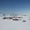 Das felsige Plateau der „Larsemann Hills“ an der Ostküste der Antarktis ist als „Baugrund“ optimal geeignet. Starke Winde halten die Hügel schneefrei und verhindern ein Versinken der Station. (Foto: KAEFER)