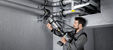 Un artisan sertit des tubes en acier inoxydable XL avec le Press Booster.