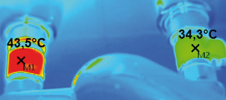 Thermografie einer Wandarmatur: Durch den PWH-Anschluss, der hier in den Zirkulationskreis einbezogen wurde, findet über die Entnahmearmatur ein massiver Wärmeübergang auf den PWC-Anschluss statt – in diesem Fall bis auf extrem hygienekritische 34,3 °C.