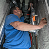 Beengtes Arbeiten in Schächten – da zahlten sich die kompaktem Viega-Pressmaschinen aus … (Foto: Viega)