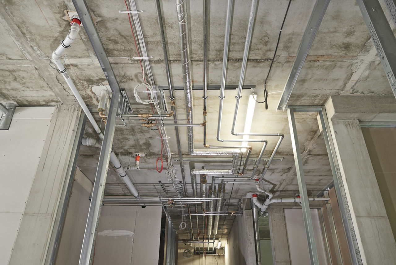 More than 25 km of pipes have been laid in the new building: From galvanised steel pipe and stainless steel through to plastic, and all from the Viega system world.