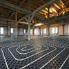 … wie für die 3.400 m² Ausstellungsfläche mit dem Noppenplattensystem Fonterra Base ausgeführt