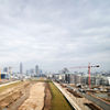 Die Skyline von Frankfurt/M. im Hintergrund, der Europagarten in der Entstehung im Vordergrund: Vor dieser exklusiven Kulisse steht das Wohnensemble „BelVista“. 